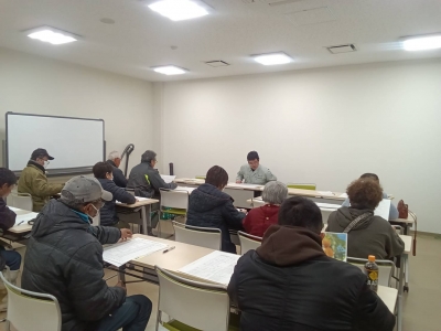 防除暦の説明を聞く生産者