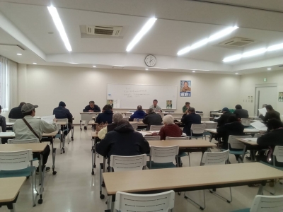 防除暦の説明に対し質問する生産者