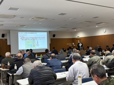 講師の話に熱心に耳を傾ける生産組織の役員ら