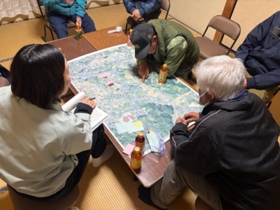 地区の話合いで助言を行う普及指導員