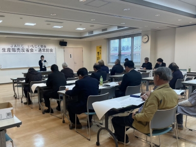 試験結果を報告する様子