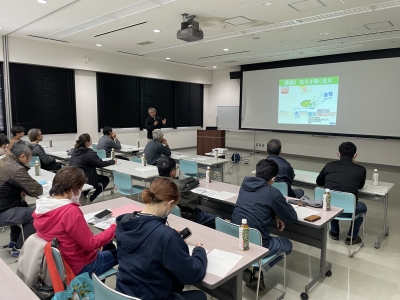 熱心に講義を聞く生産者