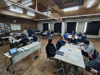 グループに分かれて積極的に意見交換するいちごの若手生産者