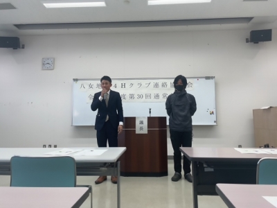 挨拶をする令和8年度役員