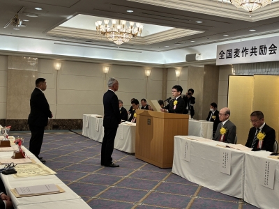 賞状を受け取る鬼丸代表