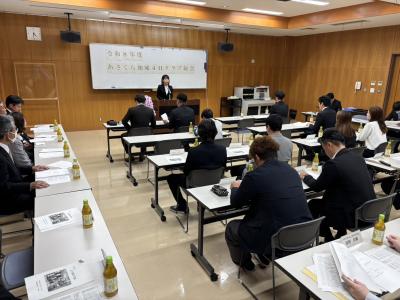 多くの出席者でにぎわう会場