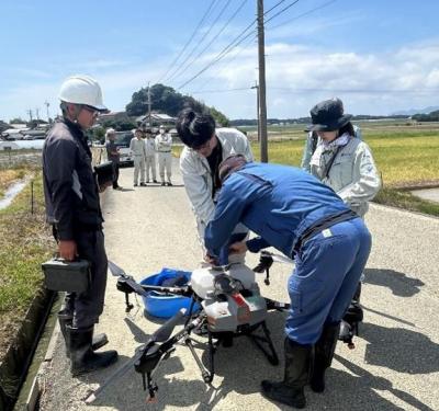 ドローンに種子を充填する様子