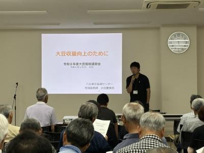 熱心に話を聞く生産者