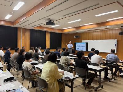 事業承継の概要について説明する講師