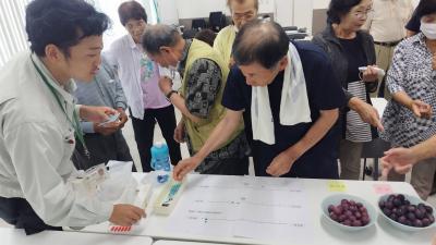 試食と食味評価を行う部会員
