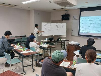 複式簿記の説明を聞く参加者
