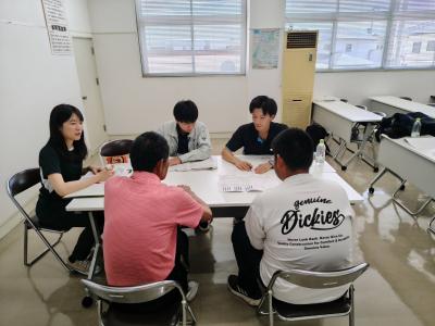 個別面談を行っている普及員と生産者