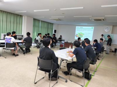 クイズに取り組むクラブ員