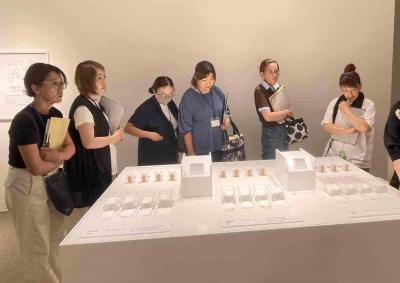 紫外線対策について説明を受ける女性農村アドバイザー