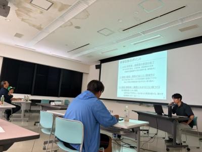 病害虫の説明をする普及指導員