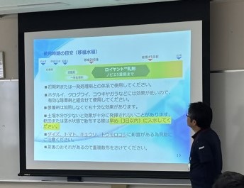新規薬剤の効能について説明するメーカー担当者
