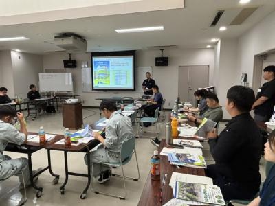農業薬剤の効能について質問する参加者