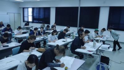 演習に取り組む受講生