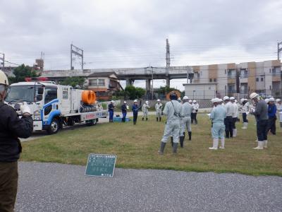 参加者が説明を聞いている様子