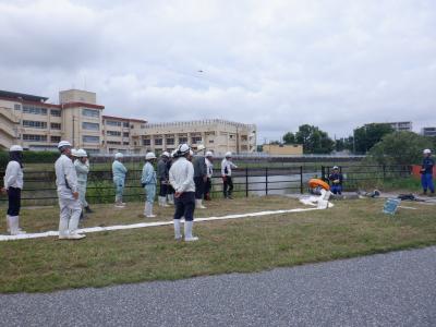 排水ポンプ車設置の説明の様子