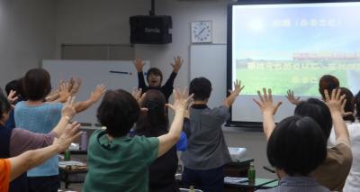 参加者の緊張を解きほぐす講師