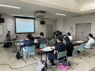 パソコン簿記操作を学ぶ様子