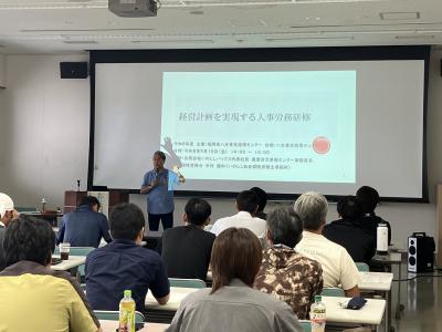 講演を聴講する受講生
