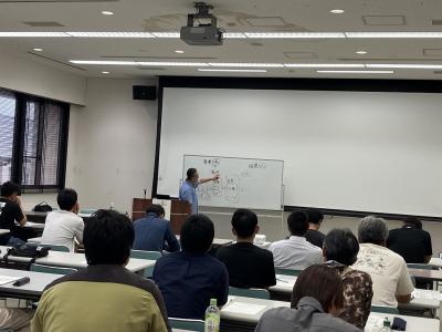 受講生の質問に答える中村所長