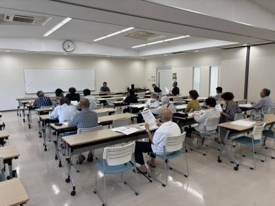 普及員の説明を聞く生産者の様子