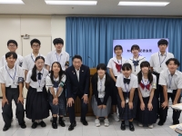 （写真）会見に参加した県内高等学校新聞部の皆さんと知事